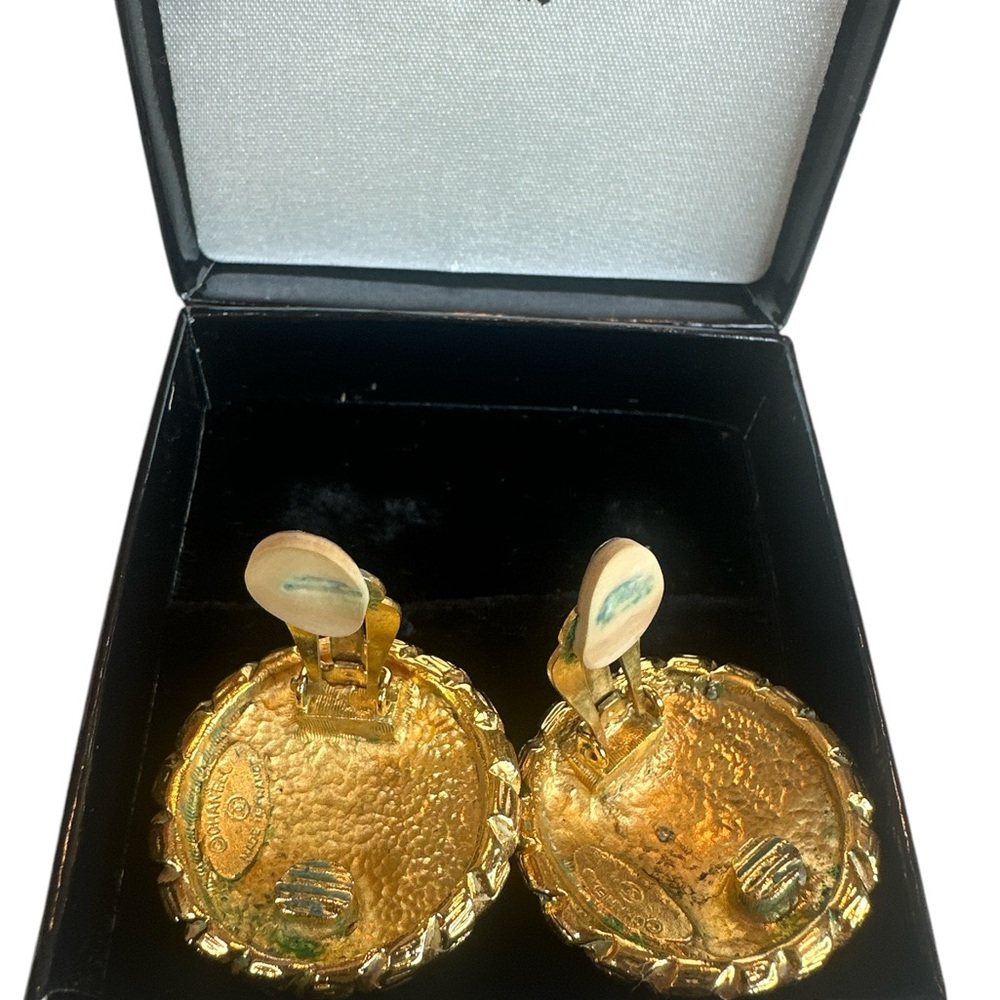 #2508 Authentic Chanel button clip on vintagee earringsgs 1990s - Picture 3 of 4